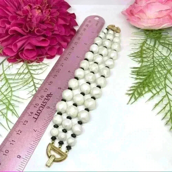 VINTAGE⚜️RARE TRIFARI CROWN Pearlescent Acrylic Beaded Bracelet - Picture 7 of 9